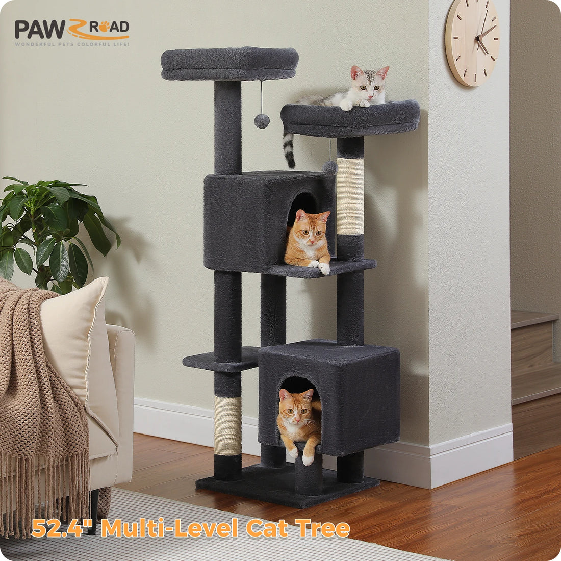 Arbre à chat gris anthracite en peluche avec deux chats roux dans les niches et un chat tigré sur le plateau du haut