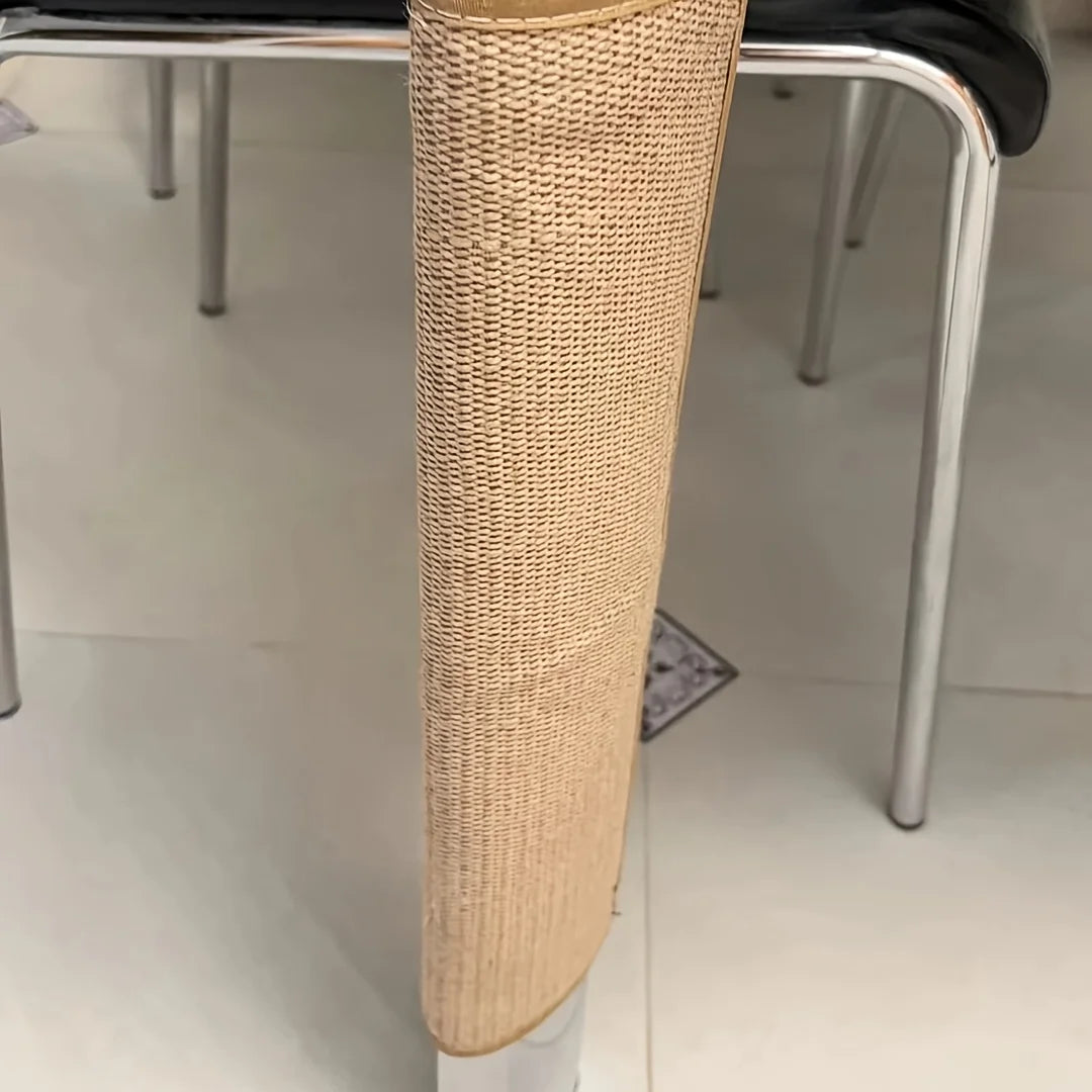 Plaque de sisal beige enroulée autour d'un pied de chaise chromé pour protéger le mobilier des griffes