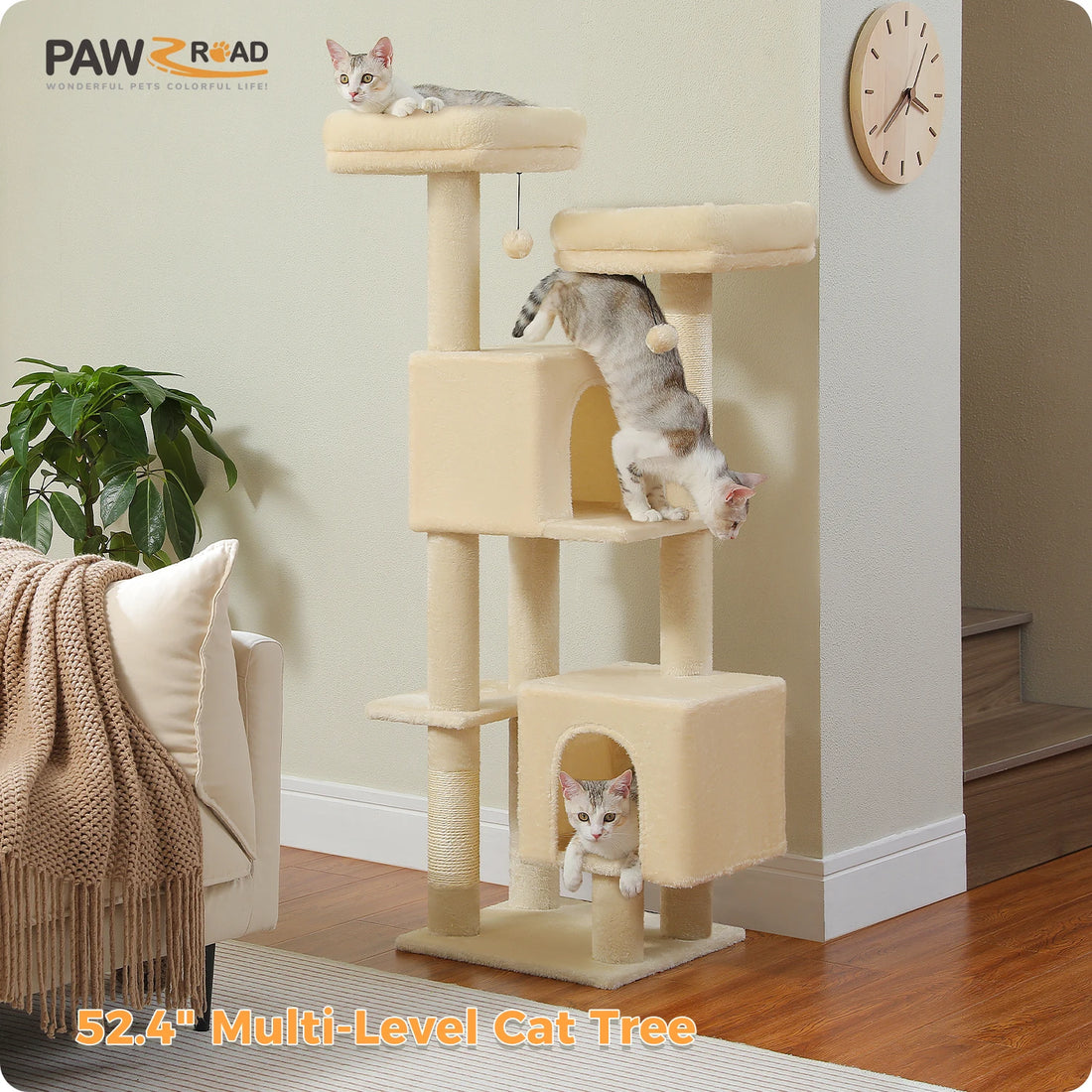 Arbre à chat beige de 133 cm dans un salon, avec un chaton tigré qui descend vers la niche du bas