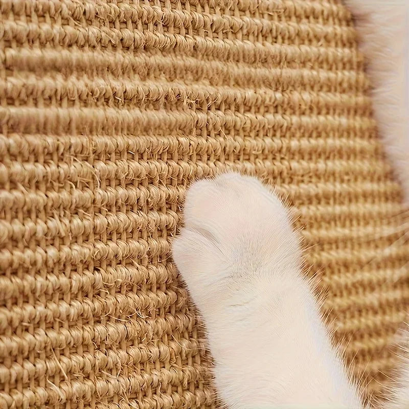 Gros plan sur la texture tressée du sisal naturel avec la patte blanche d'un chat posée dessus