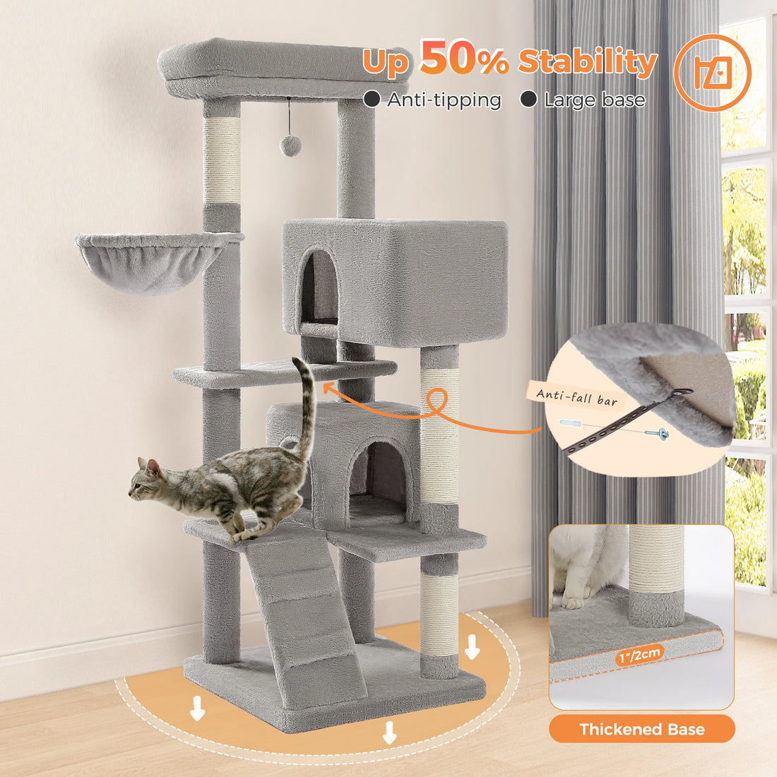 Arbre à chat gris clair à deux niches avec chat qui bondit sur la rampe