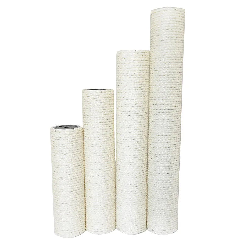 Trois poteaux griffoirs en sisal blanc de rechange, embouts noirs visibles, posés en diagonale