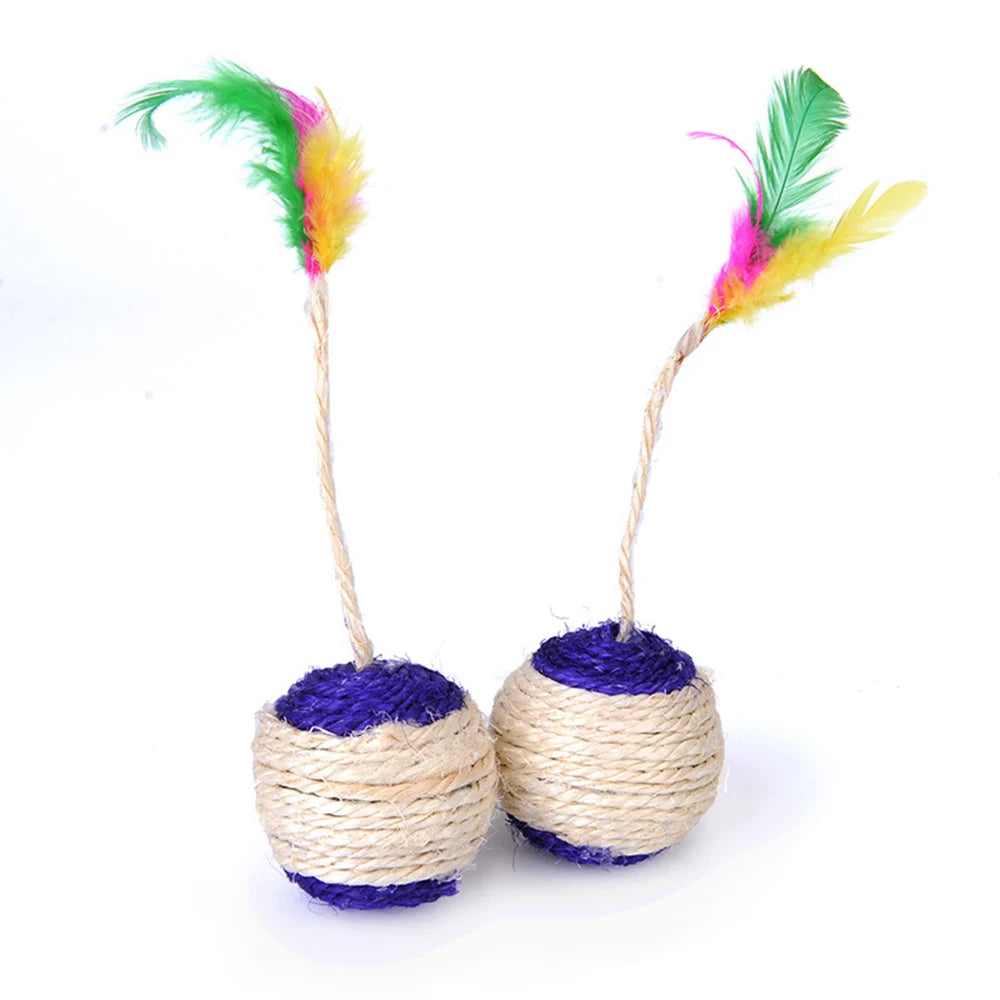 Deux balles en sisal beige et violet avec tige de sisal et plumes vertes, roses et jaunes