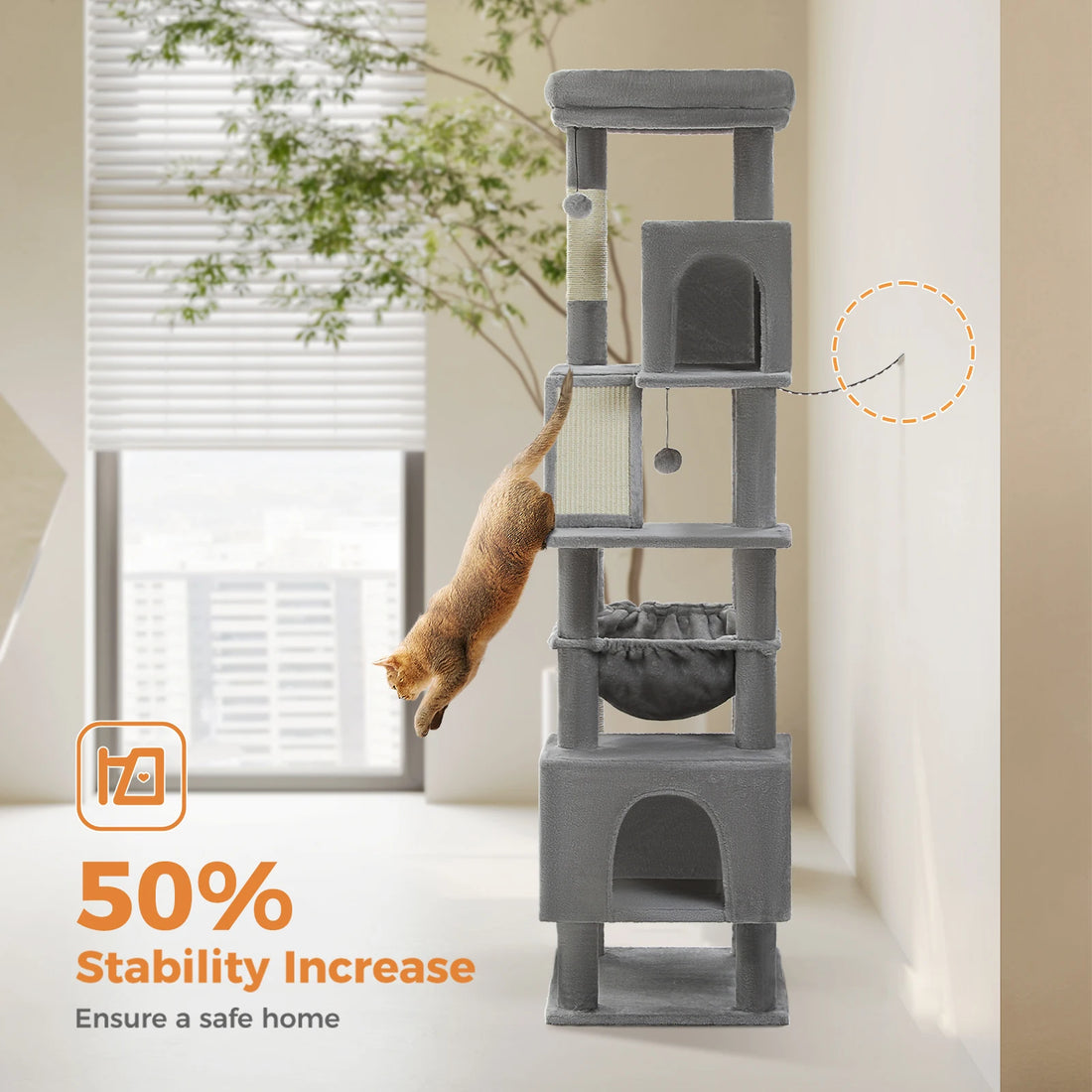 Chat roux sautant d'un arbre à chat gris très haut, relié au mur par une fixation antibasculement