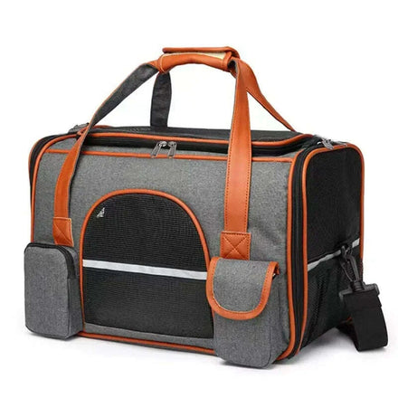 Sac de transport pour chat gris à liserés orange, vu de trois quarts avec fenêtre en filet et poches latérales