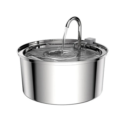 Fontaine à eau en inox brillant pour chat, avec robinet courbé et filet d'eau sur fond blanc