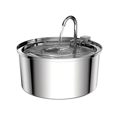 Fontaine à eau en inox brillant pour chat, avec robinet courbé et filet d'eau sur fond blanc