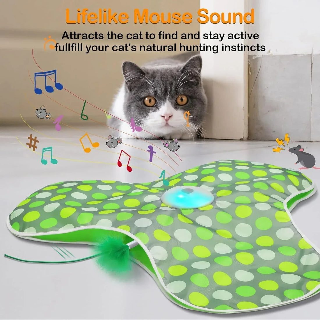 Chat gris et blanc à l'affût devant un tapis interactif vert à pois émettant des sons de souris