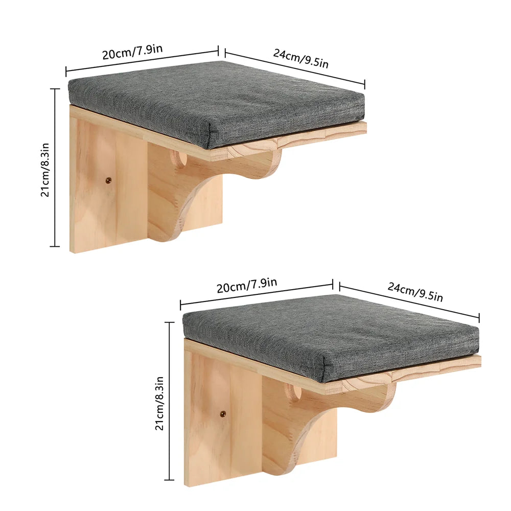 Deux marches murales en bois clair à coussin gris chiné, plateau de 20 × 24 cm et 21 cm de hauteur