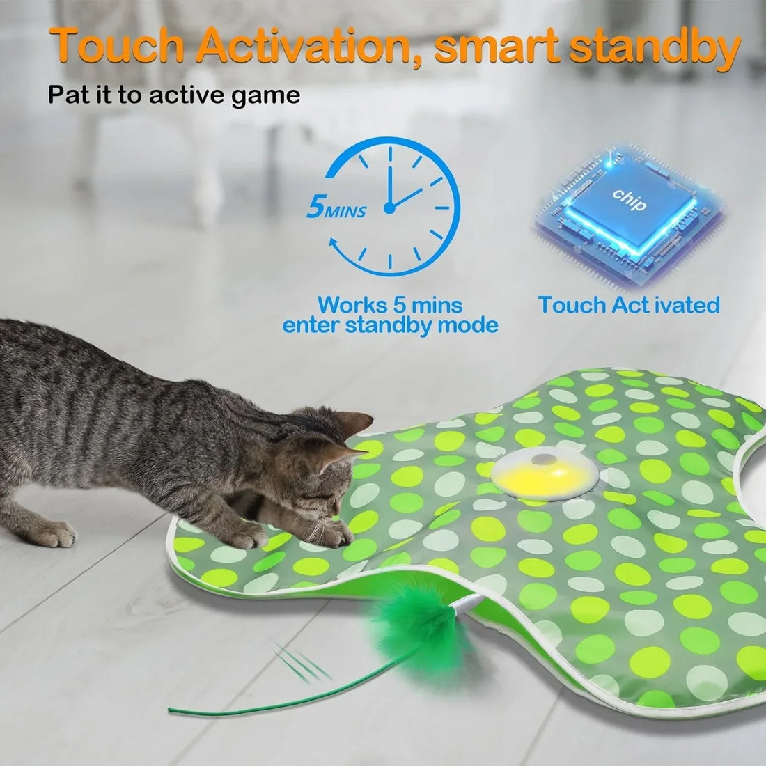 Chat tigré qui tapote un jouet tapis vert à pois, avec mise en veille automatique après 5 minutes