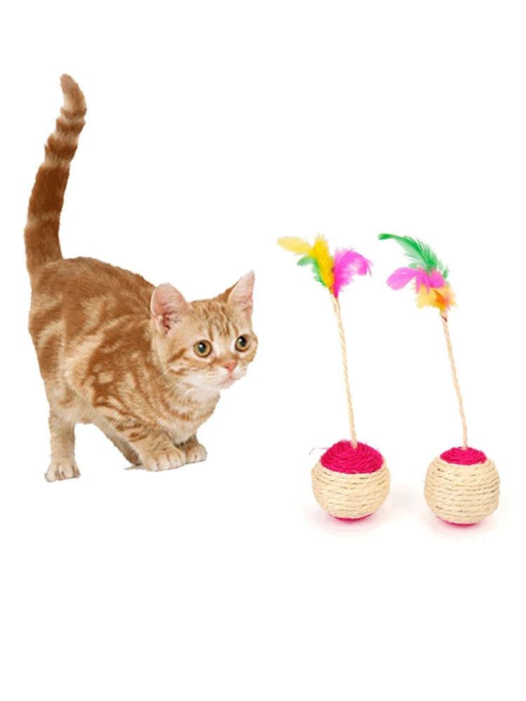 Chaton roux debout regardant deux jouets à plumes, balles de sisal beige et rose sur tige