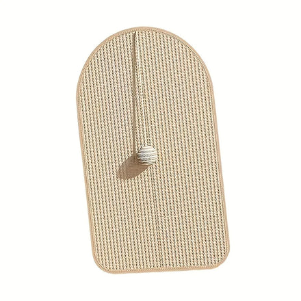 Griffoir tapis en sisal beige à bord arrondi, avec balle suspendue à une cordelette, sur fond blanc