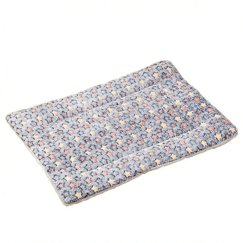 Tapis moelleux gris en polaire à motif d'étoiles beiges et roses, posé à plat sur fond blanc