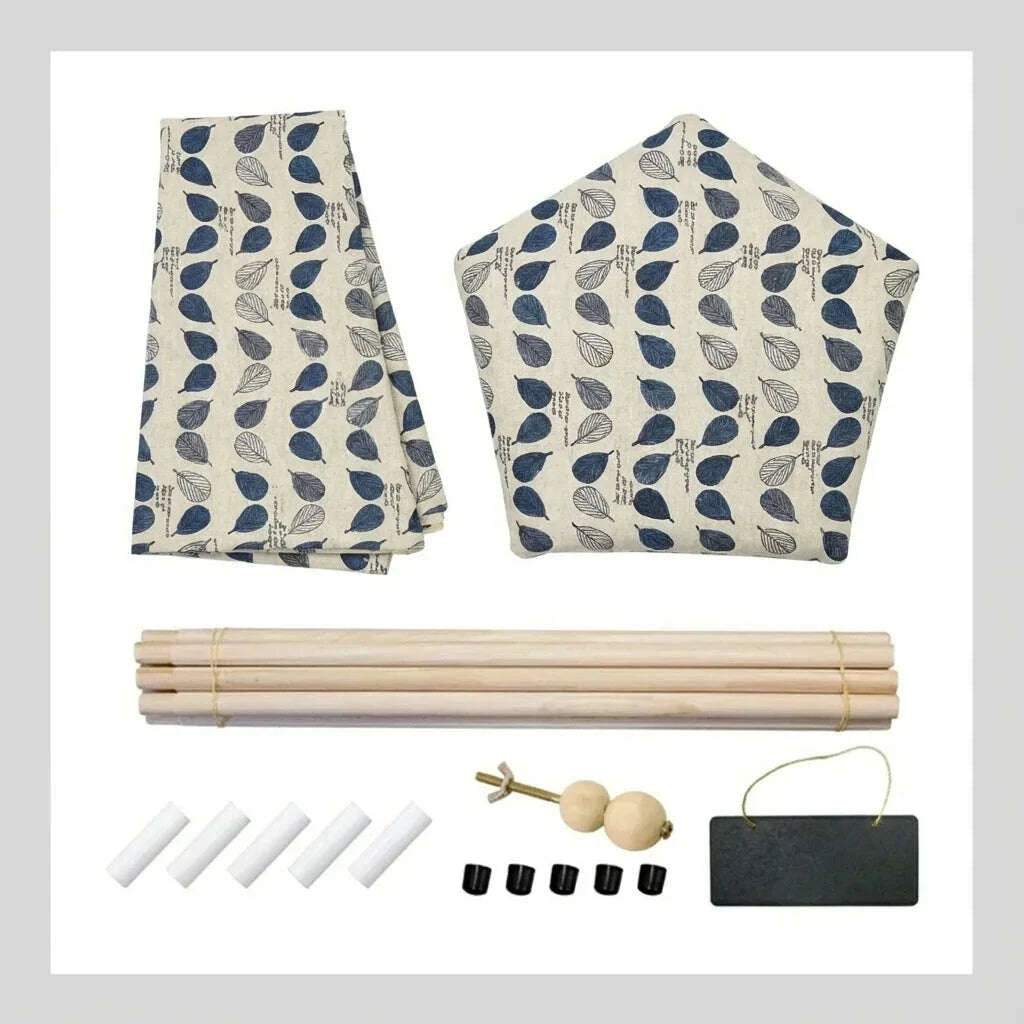 Éléments à assembler du tipi pour chat : toile, coussin pentagonal, cinq piquets en bois, boule de fixation