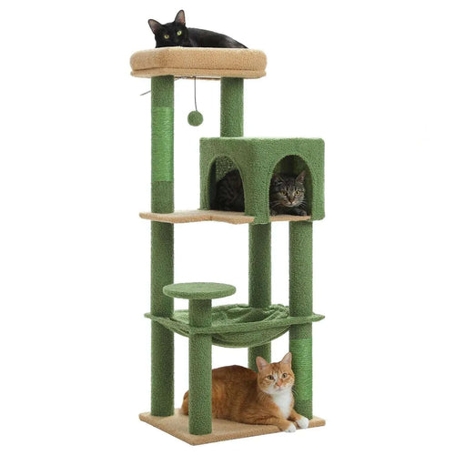 Arbre à chat vert cactus sur fond blanc avec un chat noir, un tigré et un roux sur les niveaux
