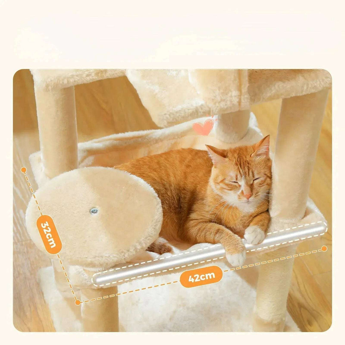 Détail du hamac beige de l'arbre à chat avec un chat roux endormi, cotes de 32 cm et 42 cm