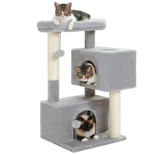 Mini arbre à chat gris clair à deux niches et plateforme, avec trois chats installés dessus, sur fond blanc