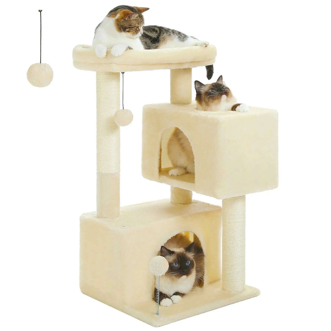Petit arbre à chat beige avec griffoirs en sisal, hamac, deux niches et trois chats, vue de trois quarts