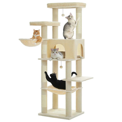 Arbre à chat beige multi-niveaux avec hamacs, niche, plateformes et quatre chats en situation