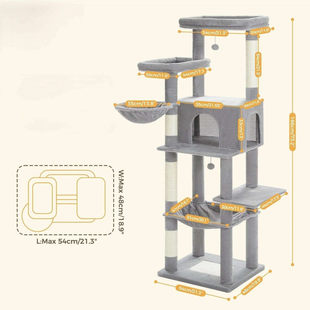 Arbre à chat gris en plan large : plateforme haute, hamac suspendu, niche et griffoirs en sisal