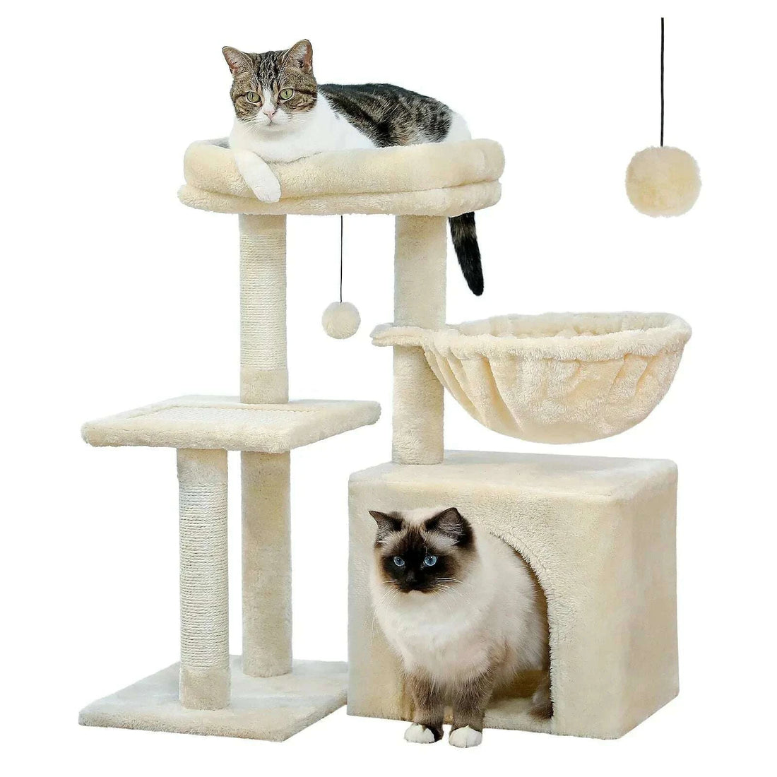 Arbre à chat beige tout en peluche avec panier suspendu, niche et poteaux de sisal, deux chats sur fond blanc