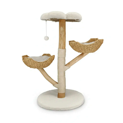 Arbre à chat en bois clair avec tronc en sisal, deux paniers tressés et plateau moelleux en forme de nuage