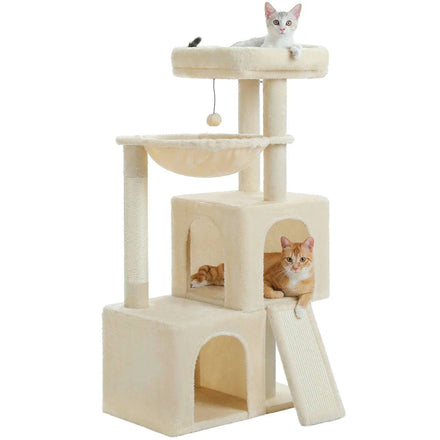 Arbre à chat beige à plusieurs niveaux avec deux niches, hamac, plateforme et griffoir, un chat roux dans une niche