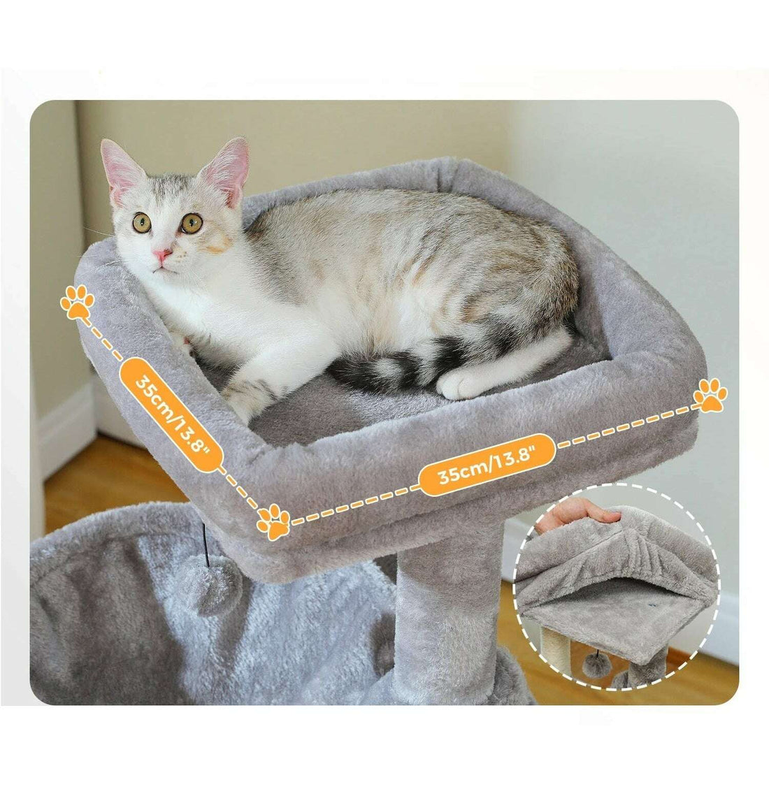Chat tricolore allongé sur la plateforme moelleuse grise de 35 × 35 cm d'un arbre à chat, avec détail du hamac