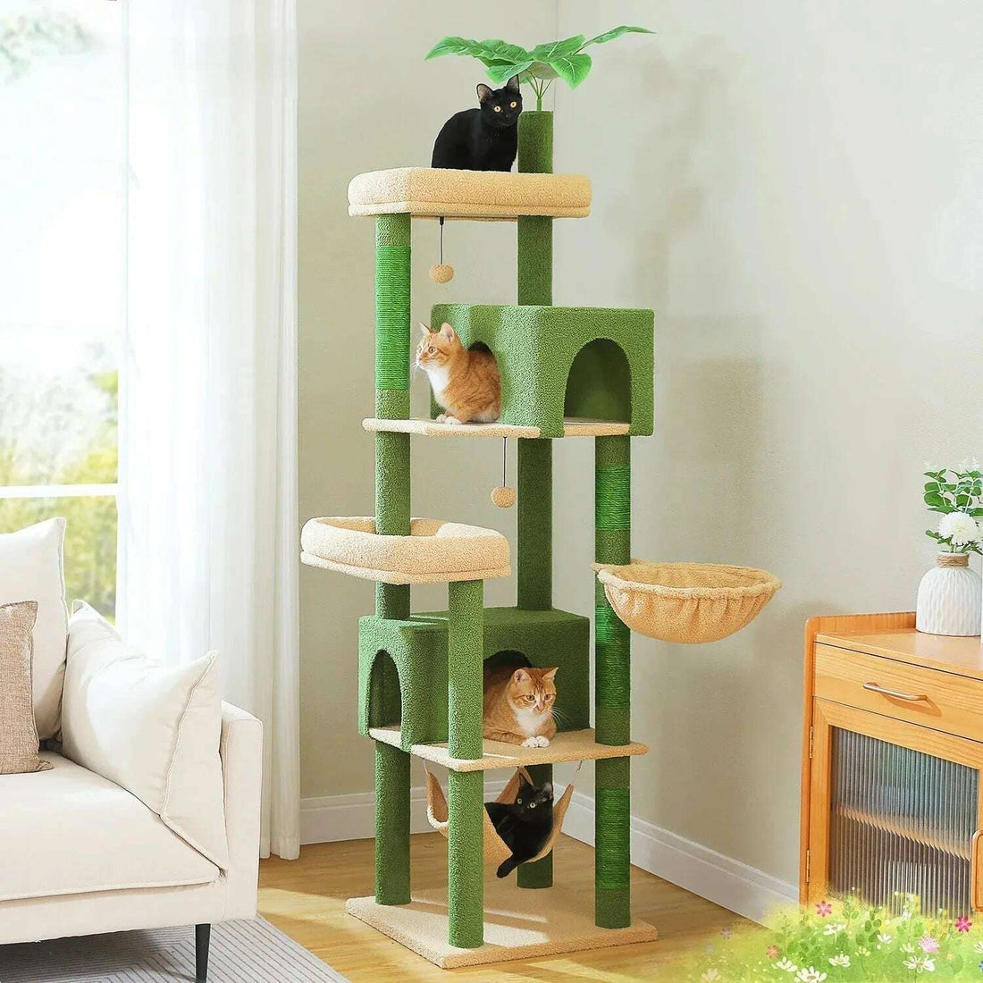 Grand arbre à chat vert et beige dans un salon lumineux, chats noirs et roux installés dans les niches