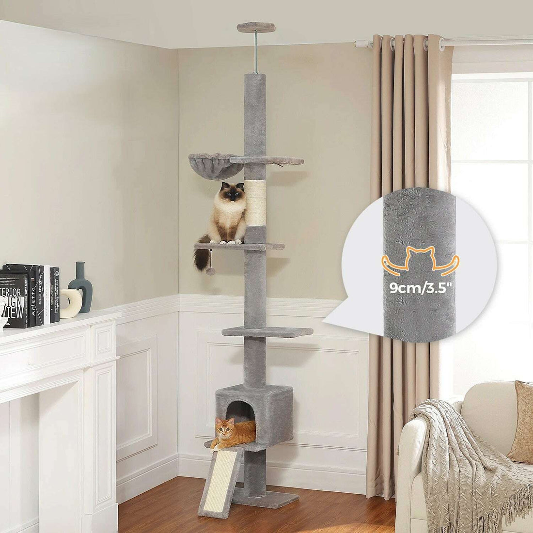 Arbre à chat de plafond gris dans un salon : un ragdoll sur un plateau, un chat roux dans la niche, poteau de 9 cm