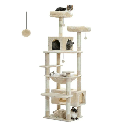 Arbre à chat beige à plusieurs niveaux sur fond blanc, avec niches, hamac et plateformes où se reposent des chats