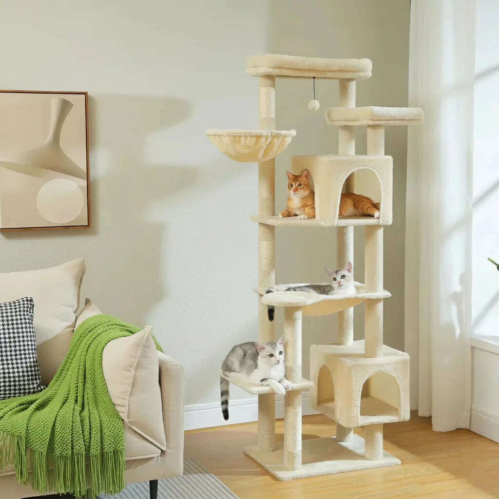Tour à chat beige avec niches et hamac dans un salon, un chat roux dans la niche du haut et deux chats gris et blancs