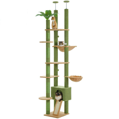 Arbre à chat vert sol-plafond sur fond blanc, avec hamacs, plateformes, niche et trois chats