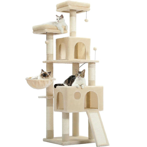 Arbre à chat design beige en peluche vu en entier, avec trois chats sur les plateaux, le hamac et les niches