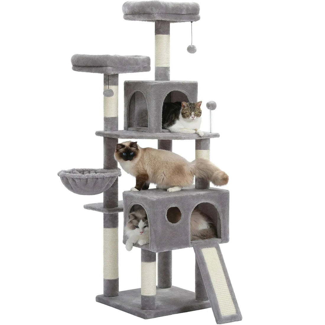 Arbre à chat gris clair vu de face, avec un chat tigré, un ragdoll et un siamois sur les niches