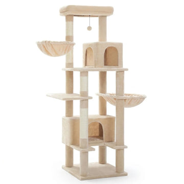 Arbre à chat beige sur fond blanc avec deux niches, deux hamacs, un plateau et des poteaux en sisal