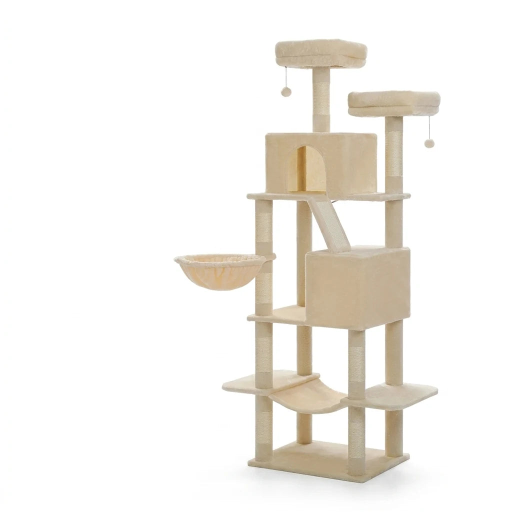 Arbre à chat beige vu de face sur fond blanc, sans chat, avec panier suspendu, deux niches, hamac bas et petite rampe