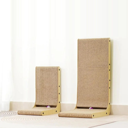 Deux griffoirs en carton en L de tailles différentes, adossés à un mur blanc, avec clochette violette sous l'assise