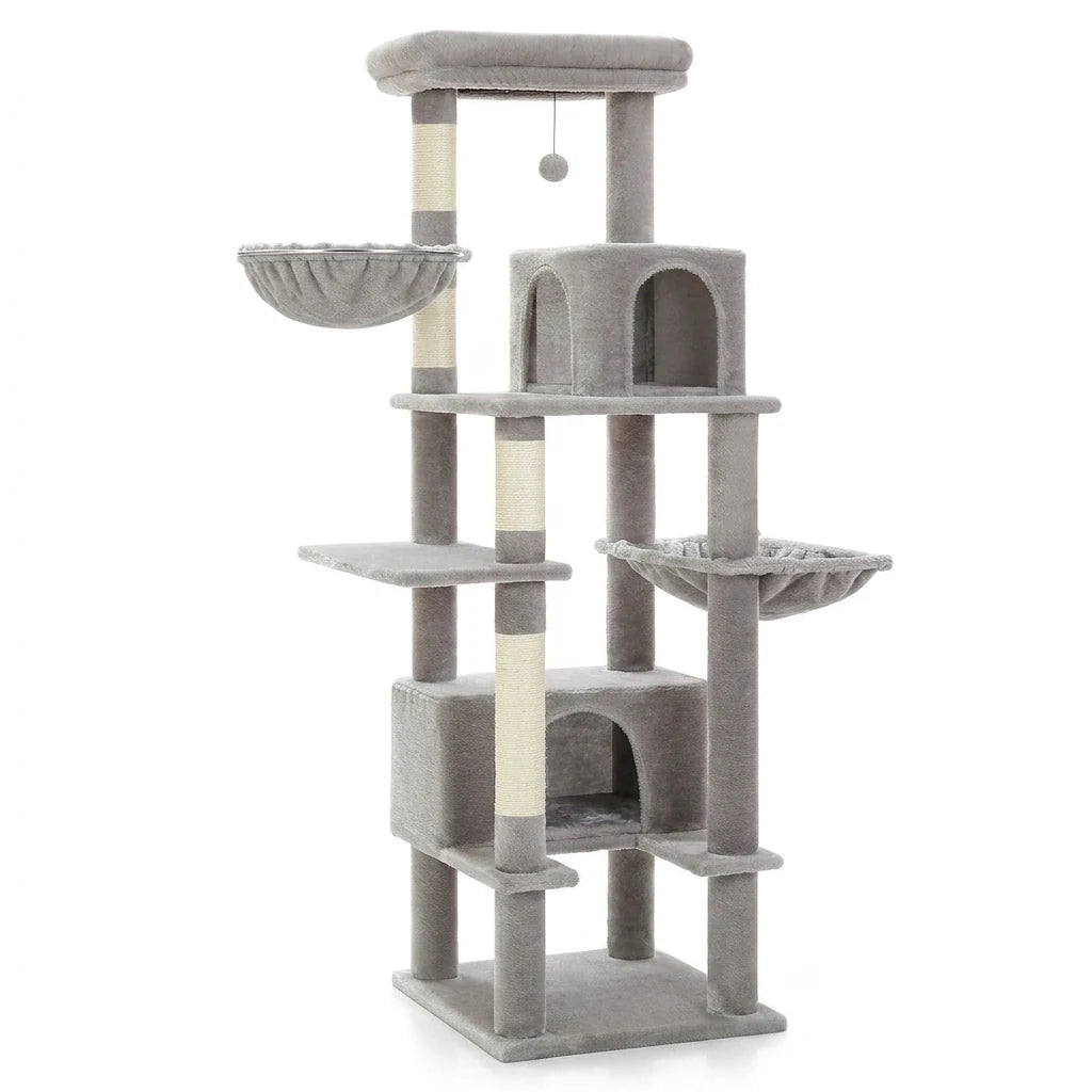 Tour à chat grise sur fond blanc, vue de trois quarts : deux niches, deux hamacs, poteaux en sisal et pompon