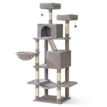 Arbre à chat gris clair multi-niveaux avec niches, panier suspendu, hamac et poteaux en sisal, sur fond blanc