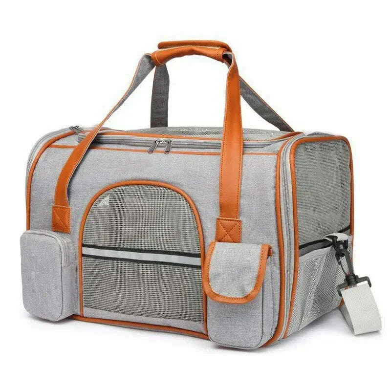 Sac de transport pour chat gris clair à liserés orange, vu de trois quarts avec panneaux en filet aéré et poches
