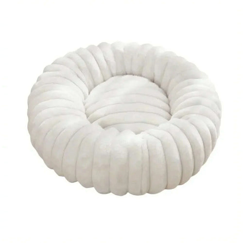 Panier rond pour chat en peluche blanche à bourrelet côtelé, vu de dessus sur fond uni
