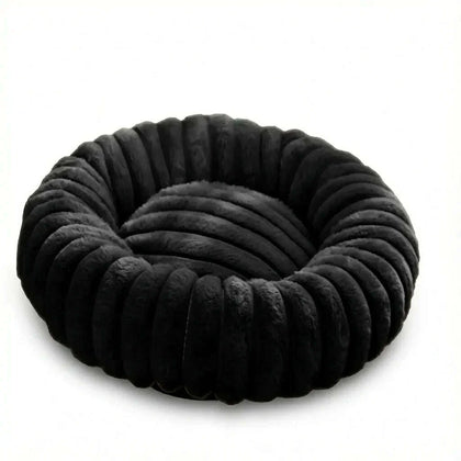 Panier rond noir en peluche à bourrelets côtelés, vu de trois quarts sur fond blanc