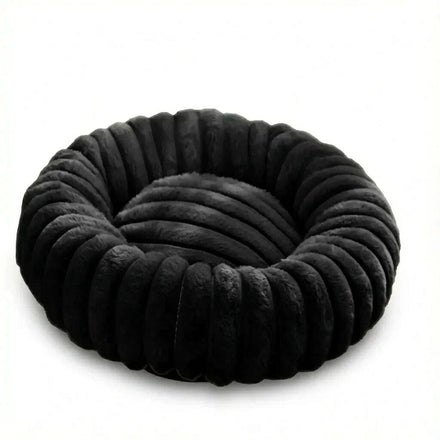 Panier rond noir en peluche à bourrelets côtelés, vu de trois quarts sur fond blanc