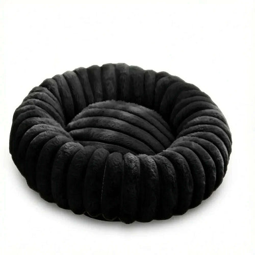 Panier rond noir en peluche à bourrelets côtelés, vu de trois quarts sur fond blanc