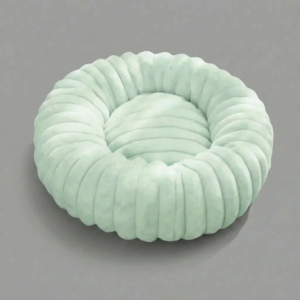 Coussin douillet vert menthe pour chat, vue en plongée sur fond gris, bourrelet en côtes