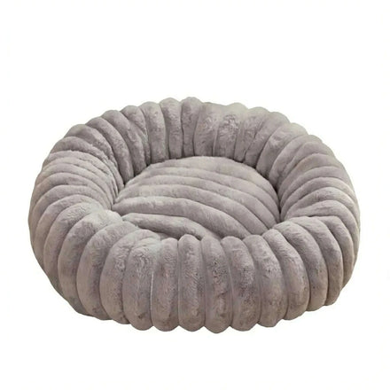 Panier rond pour chat gris en peluche à boudins, vu de trois quarts sur fond blanc
