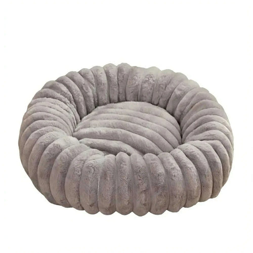 Panier rond pour chat gris en peluche à boudins, vu de trois quarts sur fond blanc