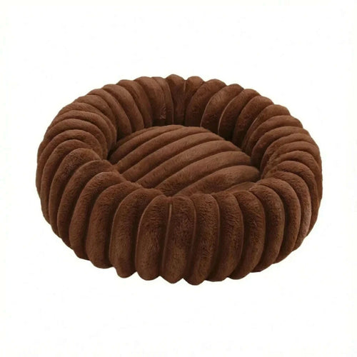 Panier rond pour chat en peluche marron à bourrelet côtelé, vu de trois quarts sur fond blanc