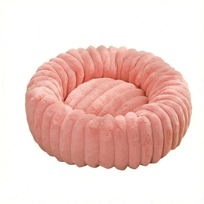 Panier rond rose en peluche à bords bombés côtelés, vu de trois quarts sur fond blanc